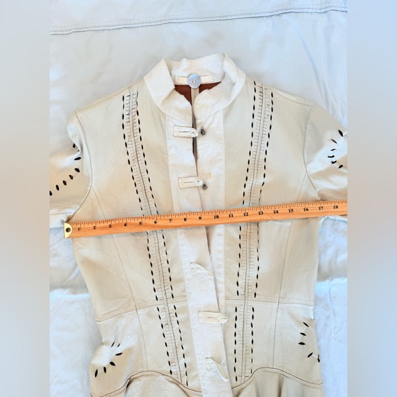 Vintage cream-colored leather blazer jacket for women - Picture 15 of 16